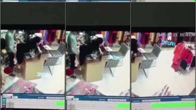 تسريب من محل هدوم صاحب المحل بينيك اللي شغالة معاه علي المكتب - سكس تجسس مصري في اماكن عامة