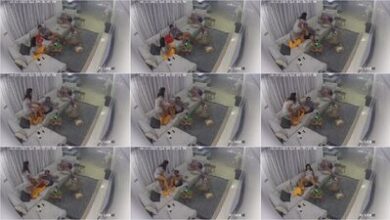 تهيج على زوجها قدام امه تحك كسها وطيازها عليه عشان ينيكها بتستحي امه وتهرب من الصاله عشان يطفي شهوتها - افلام سكس دياثة محارم